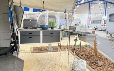 Delux Køkken i Camp-let Passion under køkken solsejl udenfor vognen