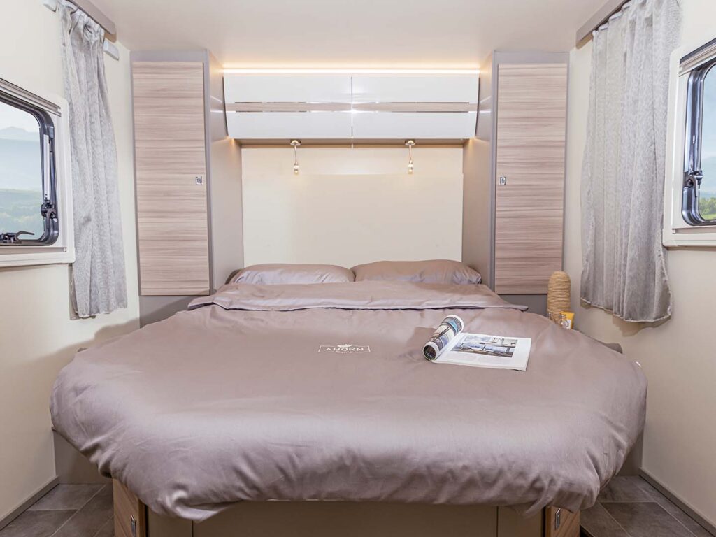 Ahorn Canada TQ udlejnings autocamper soveværelse seng